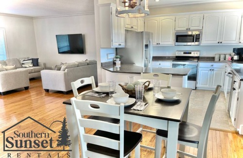 Norman Park House | Canopy Drive Cottage ~ Modern Chic 3B 2B sleeps 8 adults ~ Colquitt County GA