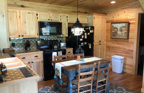 Van Zandt County Cabin | Canton Trade Days cabin! Romantic getaway!