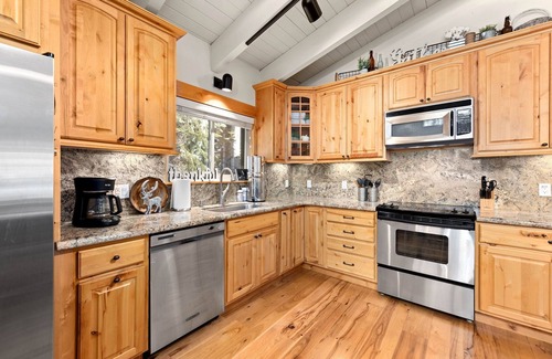 Donner Lake Woods House | Canyon Chalet by Tahoe Getaways - 4 BR, SKI LEASE, Walk to Donner
