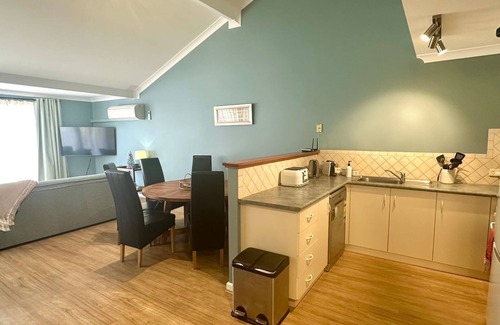 City Of Busselton House | Cape View Beach Resort - Endless Summer