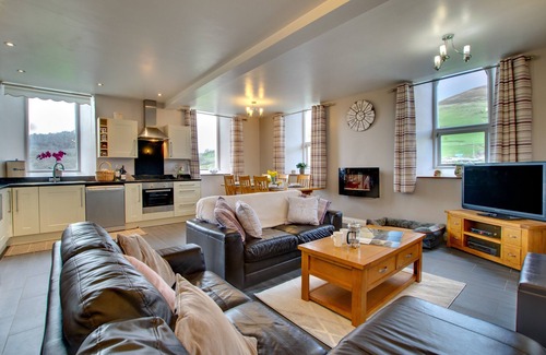 Cwrt House | Capel Maethlon - Three Bedroom House, Sleeps 6