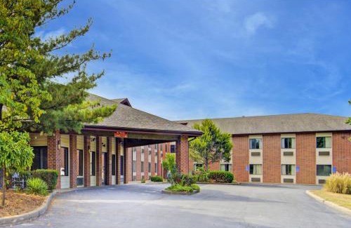 Fulton Hotel | Capital O Amerihost Inn and Suites Fulton Hwy 54 MO