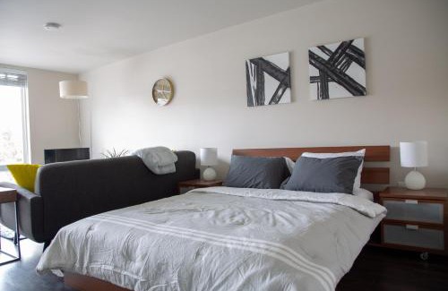 Broadway Apartment | Capitol Hill Modern Studio with Free Parking!