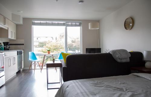 Broadway Apartment | Capitol Hill Modern Studio with Free Parking!