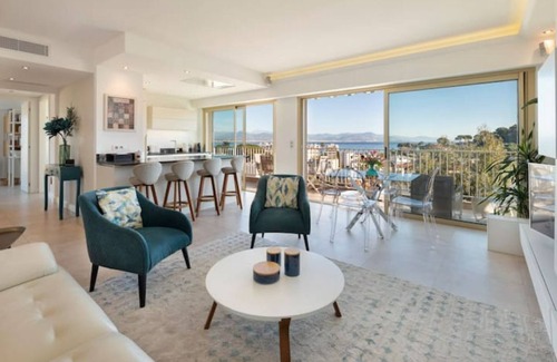 Cap-d'Antibes Apartment | Capleouna-Saint-Alexandre, Salis, 180° view, 3 rooms. Garage, swimming pool.