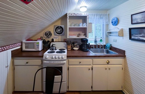 Seaview House | Captain's Cottage – A Unique Vintage stay & Nautical Retreat, Nautical Vintage stay w/soaking tub &