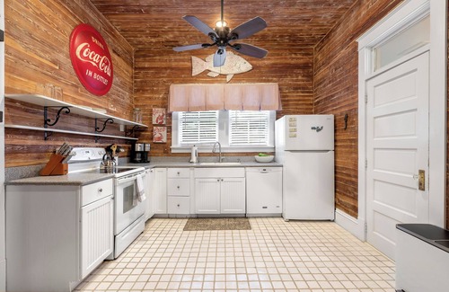 Old Town House | CAPTAIN'S QUARTERS ~ A Vintage Key West Retreat that is full of Charm!