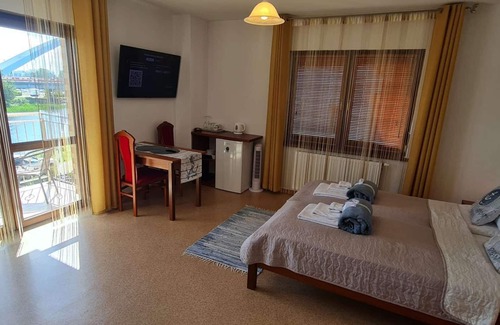 Dzielnica Uzdrowiskowa House | Captain's Villa * River View * Superior Double Room with Two Single Beds, Bathroom and Balcony