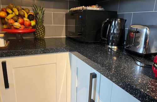 Springs Apartment | Captivating 1-Bed Studio in Springs - Home Way
