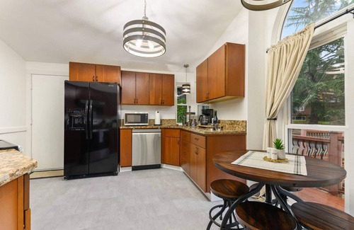 West Linn House | Captivating and Charming Retreat, Game Rooms, Pool Table, Pop a Shot, Foosball, 20 Min to Portland