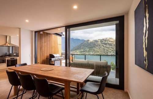 Frankton House | Captivating Lake views, BBQ, A/C, 4 BDR, Garage, Unlimited Free Wifi, Smart TV