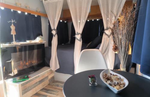 Lapalisse Other | Caravane romantique " La Seventies" avec jacuzzi privatif