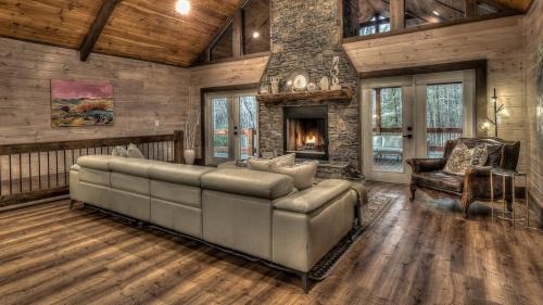 Mineral Bluff House | Cardinal Lodge