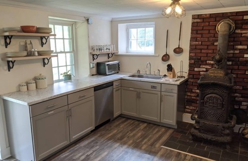 Hopewell House | Caretaker's Cottage - 4 Bedrooms Pet Friendly On The River