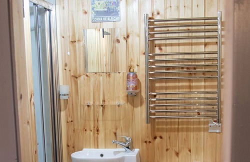 Dundalk Cabin | Carlingford Glamping Hut - 2 min walk from beach, 5 min drive to village