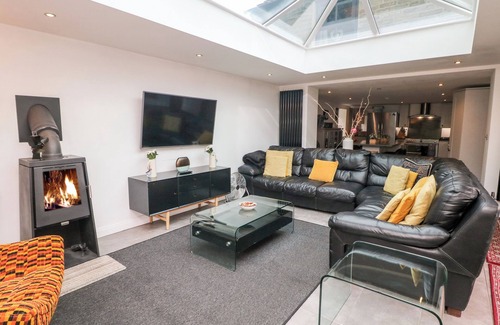 Padfield House | CARR HOUSE FARM, family friendly, with hot tub in Glossop