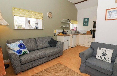 Pentrefelin Cottage | CARREG CENNEN COTTAGE, pet friendly, with a garden in Llandeilo