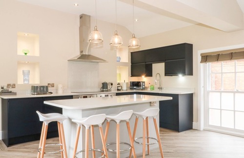 Macclesfield House | CARRIAGE HOUSE, character holiday cottage, with a garden in Chelford