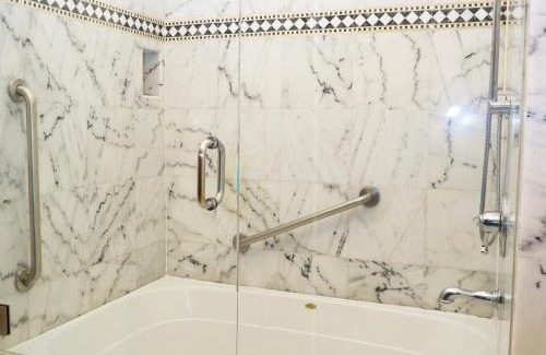 Golden Rectangle Hotel | Carriage House Inn