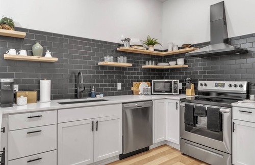 Front Park House | Carriage House Loft - King Bed and Garage Parking