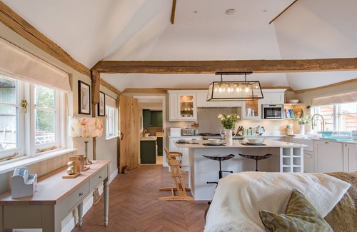 Blackham Cottage | Cart Lodge by Bloom Stays - sleeps 4 in 1 bedroom