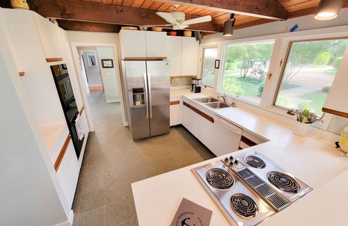 Irvington House | Carter’s Creek Waterfront, Beach, Kayaks, Deepwater Dock, Walk to Town, Unwind