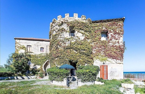 Santa Caterina Dello Ionio Marina House | Casa Iorana F: A welcoming two-story ancient watch tower located right on the beach, with Free WI-FI.