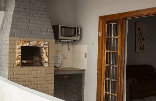 Jardim Vitoria House | Casa Aconchegante Perto da Praia Para Família com Rede, Churrasqueira e Varanda