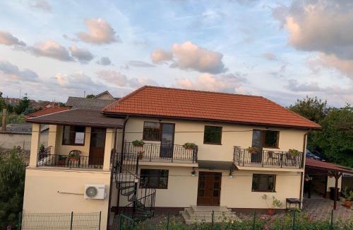 2 Mai House | Casa Adina David