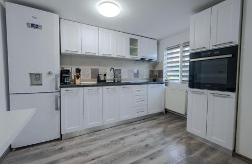Baia de Fier House | Casa Andra
