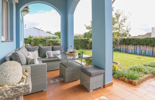 Aljaraque House | CASA AZUL - SUITE VERDE - Fantastic room with private bathroom, shared pool and free WiFi.