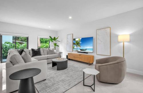 West Little Havana House | Casa Bella - New & Stylish Family-Friendly Home