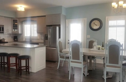 Crystal Beach House | Casa Blanca Cottage - 7 Minute walk to Crystal Beach