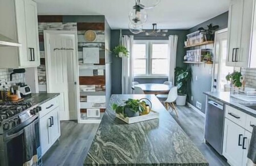Columbia Heights House | Casa Blanca: Family Friendly, Outdoor Spa