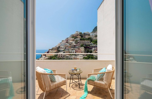 Positano City Centre House | CASA BLÙ DAMA is centrally located in the heart of Positano has a Beautiful view