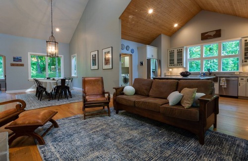 Fairview House | Casa Colibrí Mountain Home Near AVL w/Outdoor Entertainment