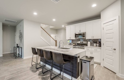 Travis County House | Casa Comano – 5BR Comfort & Media Lounges | EV+