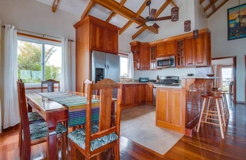 Surfside House | Casa de la Paz