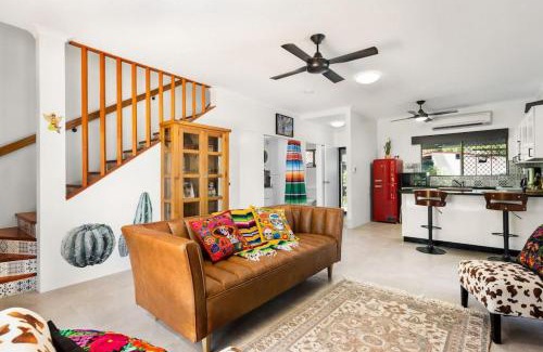 Holloways Beach Apartment | Casa De Playa - Beach Townhouse