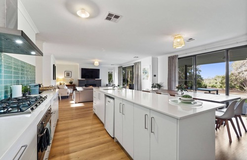 Quedjinup House | Casa Dee - Rural Family Retreat. Heated pool. 5 mins from Dunsborough Town/Beach