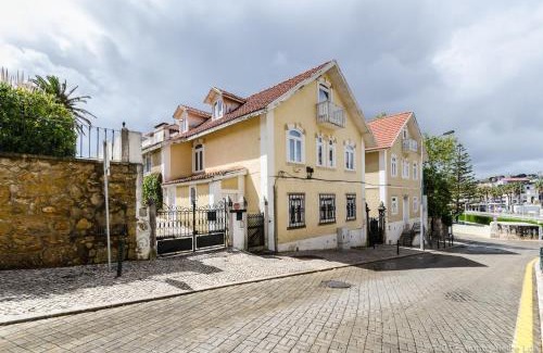 Estoril House | Casa do Tamariz, XIX century Beach House