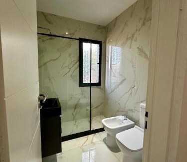 Zelaya House | Casa familiar a la laguna en San Sebastian, Escobar, 3 dormitorios, jardín, pileta, parrilla y canoas