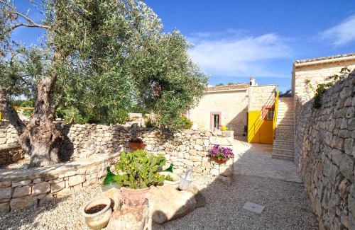Scicli Villa | Casa Farlisa, antico baglio con piscina