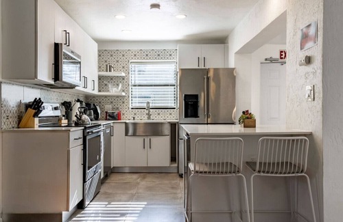 Little Ranches House | Casa Fillmore - Tropical Escape - Pool, Hot Tub, Mini-Golf, BBQ+