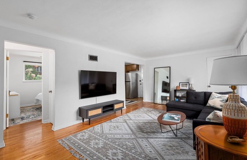 DeBaliviere Place House | Casa Forest Park. New. Within blocks of Forest Park, Wash U and Delmar Loop.