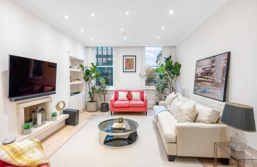 Royal Borough of Kensington and Chelsea Apartment | Casa Italia near Hyde Park & Kensington High Street - Wifi & Washing Machine - FREE Luggage Storage Available Nearby