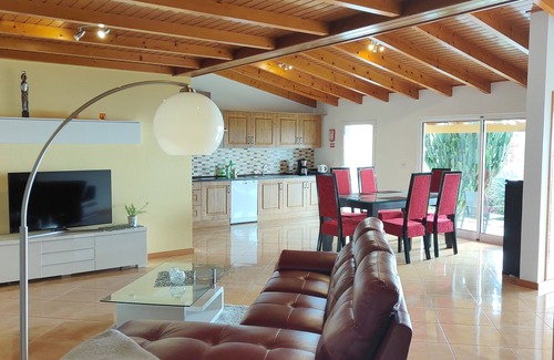 Estreito da Calheta House | Casa Lanaflor, view of the endless expanse of the Atlantic, smart TV, air conditioning