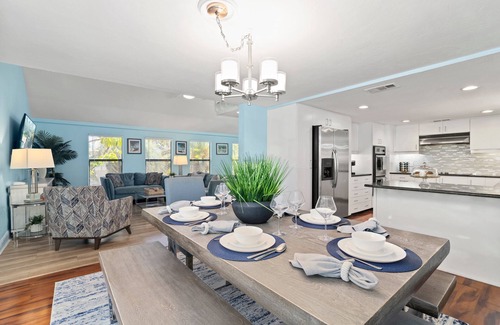 Bay Isle House | Casa Leone | Pet Friendly 🐶 on Siesta Key w/Private Heated Pool, Golf Cart, & Putting Green!