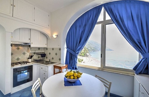 Positano City Centre House | Casa Luisa: A charming ancient house overlooking the sea and the main beach of Positano, with Free WI-FI.
