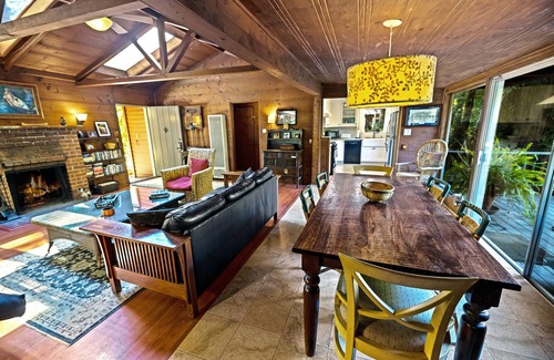 Guerneville Cabin | Casa Luna ~ Charming Vintage Cabin Retreat on the River, Spa, Dog Friendly!